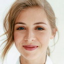 Hermione Corfield als Ainsley