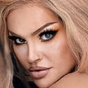 Kylie Sonique Love als Monika