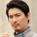 Kensei Mikami als Gentoku Himuro / Kamen Rider Rogue