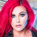 Roxi Keogh als Topless model
