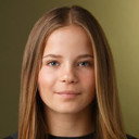 Rosie Coleman als Alice Ericsson-Taylor