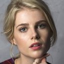 Lucy Boynton als Claire Douglas