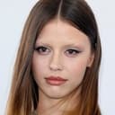 Mia Goth als Marsha