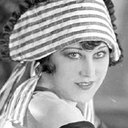 Cecille Evans als Bathing Beauty