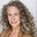 Shelly Gibson als Interviewer