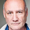 Robert Gwilym als D.C. Dan Richard