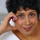 Tosca Baggoo als 1st Saleswoman
