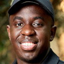 Melvin Kakooza als Vært