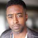 Jermaine Love als Professor Darren Cartwright