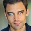 Frederik Hamel als Shower Waiter