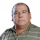 Roly Serrano als Director del penal