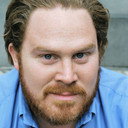 Casey Webb als Host