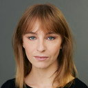 Molly Curnow als Isla