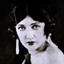 Shannon Day als Lucy