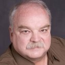 Richard Riehle als Chairman McCarren