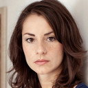 Nina Azizi als Minna Bernays