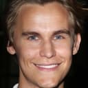 Rhys Wakefield als James