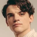 Edward Bluemel als Captain Harville