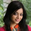 Janani Iyer als Nivedita Haran