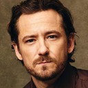 Lewis Pullman als Robert Reynolds