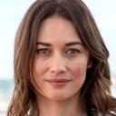 Olga Kurylenko als Antonia Dreykov