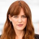 Riley Keough als Sarah