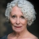 Kate Layden als Bee