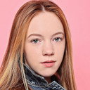 Harper Pilat als School Girl