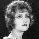 Mary Glynne als Mrs. Blake