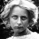 Vibeke Krøyer als Ms. Elsie Walken