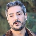 Ricardo Mestres als Hotel Clerk