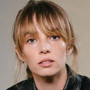 Maya Hawke als 'Flowerchild'