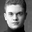 Rhys Antoni Yeomans als Nutcracker Doll