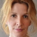 Ninon Brétécher als Sandra