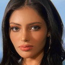 Sanjna Suri als Hasina