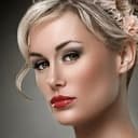 Stacey Dixon als Belle