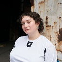 Paula Goos als Kamerafrau Toni