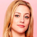 Lili Reinhart als Ashley