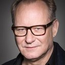 Stellan Skarsgård als Bestyrer Håkon