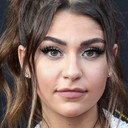 Andrea Russett als Grungy Girl #2