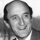 Ron Moody als Dr. Henry Gropinger ( Kissinger )