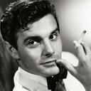 Louis Jourdan als Medico