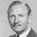 Leslie Phillips als Maxton