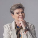Janie du Plessis als General Rykov / Shank / Claims Officer