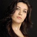 Deniz Bolışık als Adile