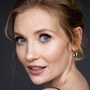 Paulina Chapko als receptionist