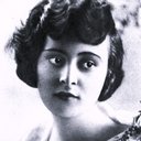 Sylvia Breamer als Rose Larkin