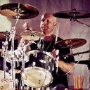 Anders Jivarp als Drums