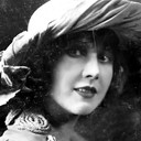 Dorinea Shirley als Maid