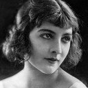Queenie Thomas als The Woman